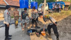 Polres Cilegon Salurkan air bersih 13.000 Liter untuk Warga Terdampak Kekeringan
