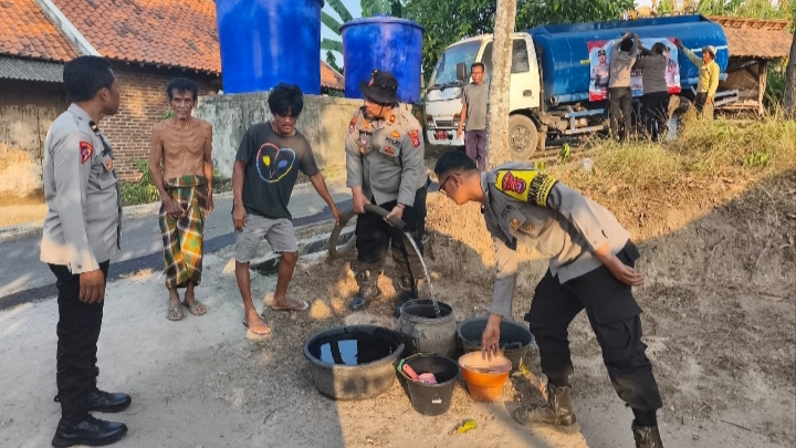 Polres Cilegon Salurkan air bersih 13.000 Liter untuk Warga Terdampak Kekeringan