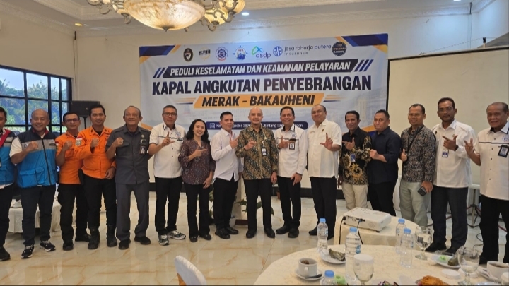 Sosialisasi keselamatan penyeberangan Merak-Bakauheni oleh Gapasdap dan stakeholder di Cilegon.