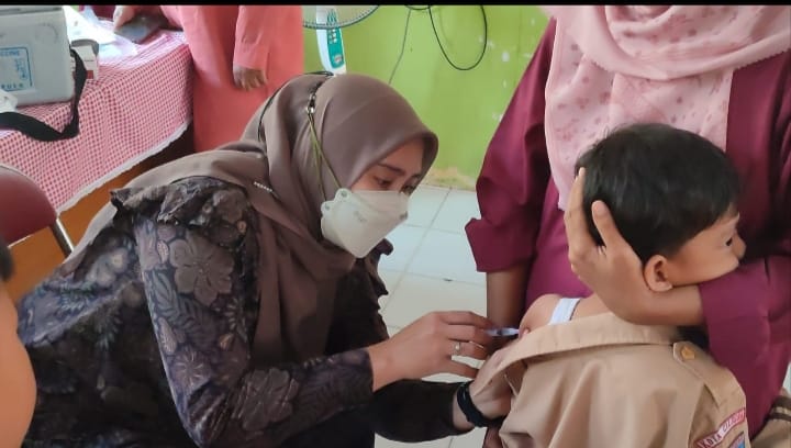 Siswa SDN Tegal Cabe Cilegon menerima imunisasi BIAS