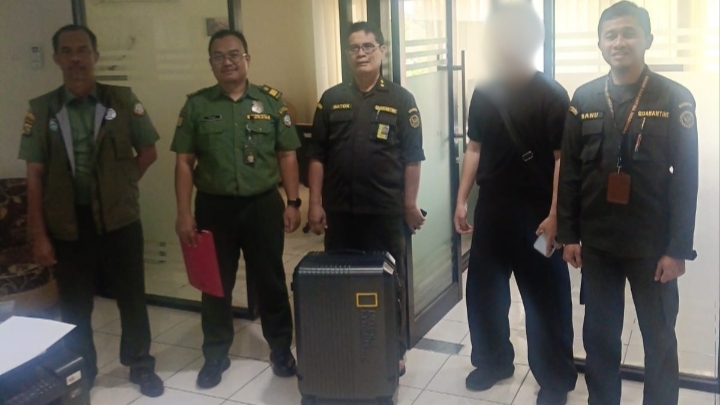 Petugas gabungan memeriksa koper pelaku penyelundupan biawak di Bandara Soekarno Hatta