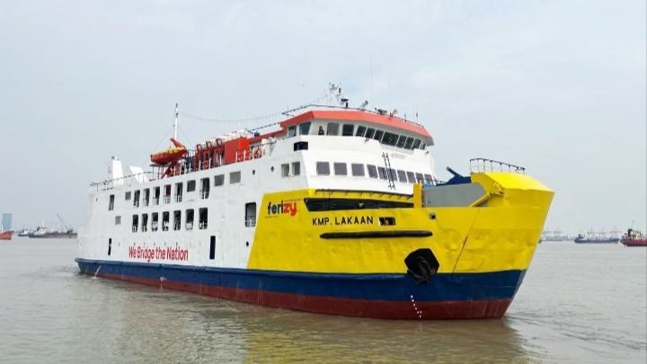 Kapal KMP Ile Labalekan bersiap mengangkut logistik dan personel bantuan gempa NTT di Pelabuhan Bolok Kupang