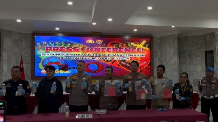 Konferensi pers Polres Cilegon terkait penyelundupan benih lobster di Pelabuhan Merak