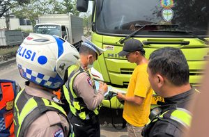 Satlantas Polres Cilegon Bergerak, Tertibkan Truk Tambang dan Parkir Liar di Jalur Lingkar Selatan